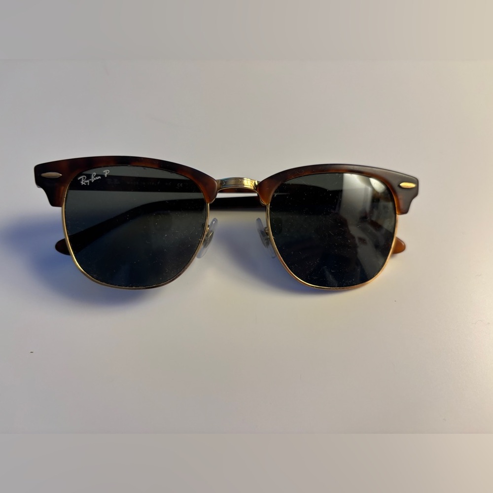 Ray-Ban Clubmaster. Classic Tortoise Sunglasses with Dark Lenses